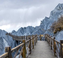带我妈跟了一次成都夕阳红旅游团，我才发现老年人旅游有多野