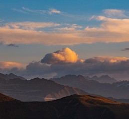 跟了一趟夕阳红旅游团，我才发现年轻人真的输惨了